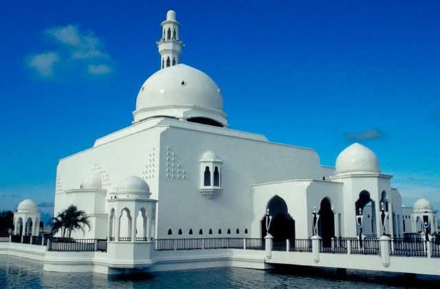 Affectionately known as “the floating mosque”, as it gives the impression of floating on water, Tengku Tengah Zaharah Mosque, named after the present Sultan of Malaysia’s mother lies on the estuary of the Terengganu River. The mosque was built in September 1991 and can accommodate between 800 and 1000 worshippers at one time. 