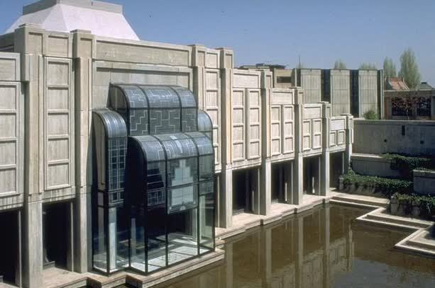 National Assembly’s new mosque is for the exclusive use of members of parliament, and ministerial and administrative staff. The mosque is composed of a triangular forecourt, and a rectangular prayer hall overlooking a large, triangular, terraced garden and pool. The qibla wall, conceived in glass, opens onto the terraced garden.