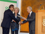 Dr Daftary presenting a graduate with his certificate.