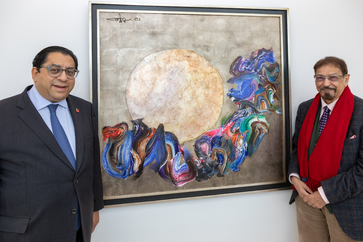 Current governor Naguib Kheraj (L) and Dr Mohamed M Keshavjee (R) in front of a painting from Gulgee’s nuqṭa series. Image credit: Jonathan Goldberg.