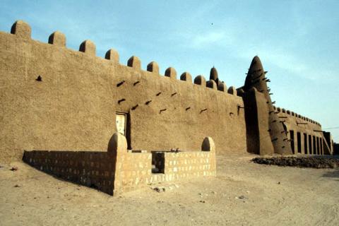 Djingarey Ber, “the Great Mosque”, is Timbuktu’s oldest monument and its major landmark. Located at the western corner of the old town, the mosque is almost entirely built in banco (raw earth). The mosque’s maintenance, consisting mainly of repairing the mud rendering, is regularly undertaken upon appeal by the local imam to the population, whose contributions take the form of money, materials and labour.