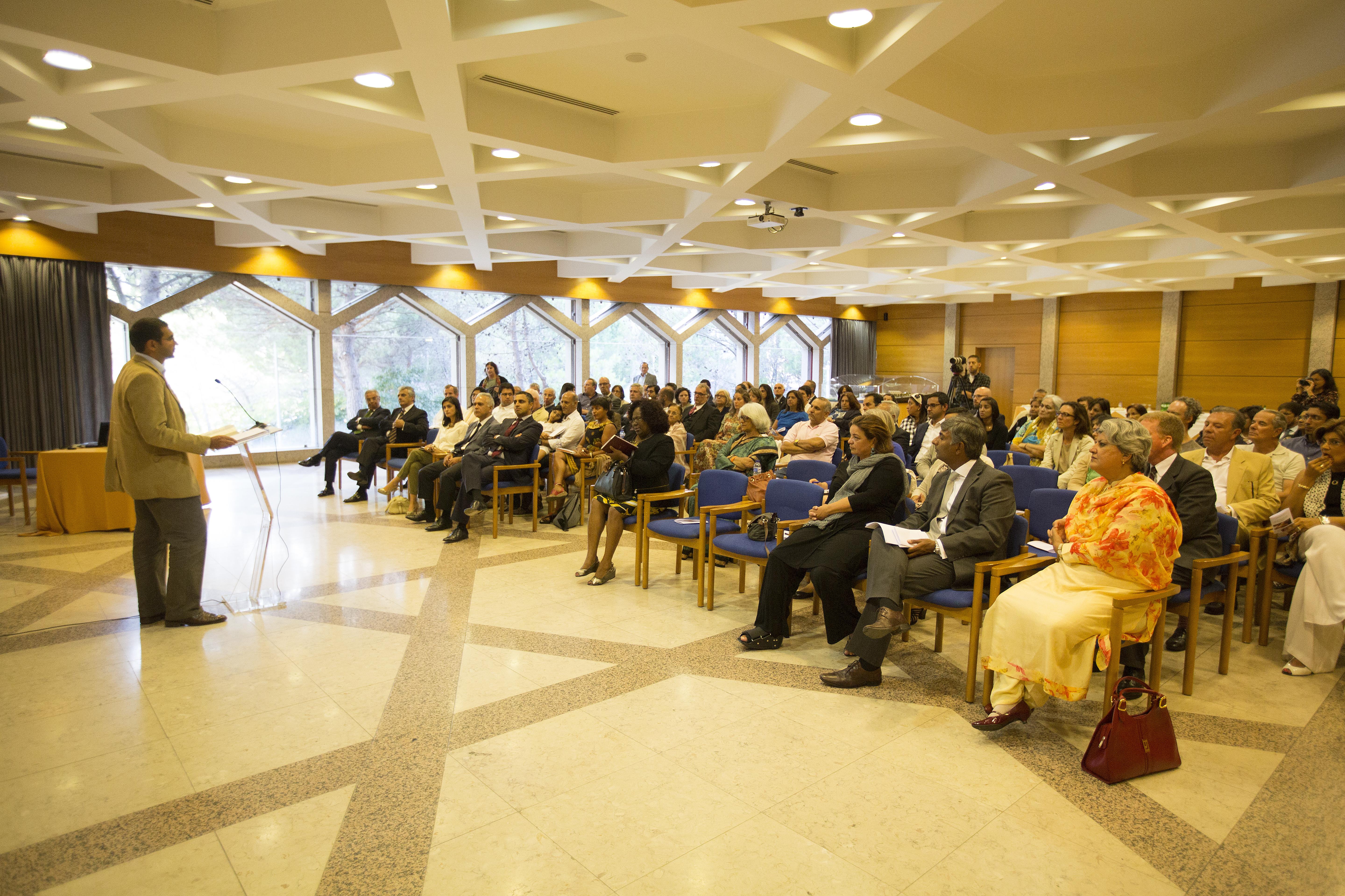 Dr Omar Ali-de-Unzaga speaks to an audience in Lisbon